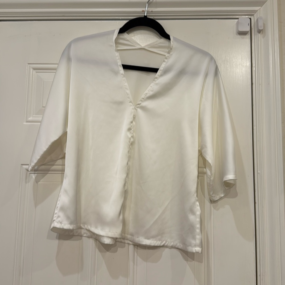 R Label The Reset Satin V Pullover Top